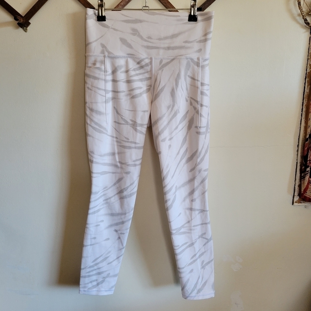 Athleta Salutation Stash Pocket 2 7/8 Length Legging White Gray Small S